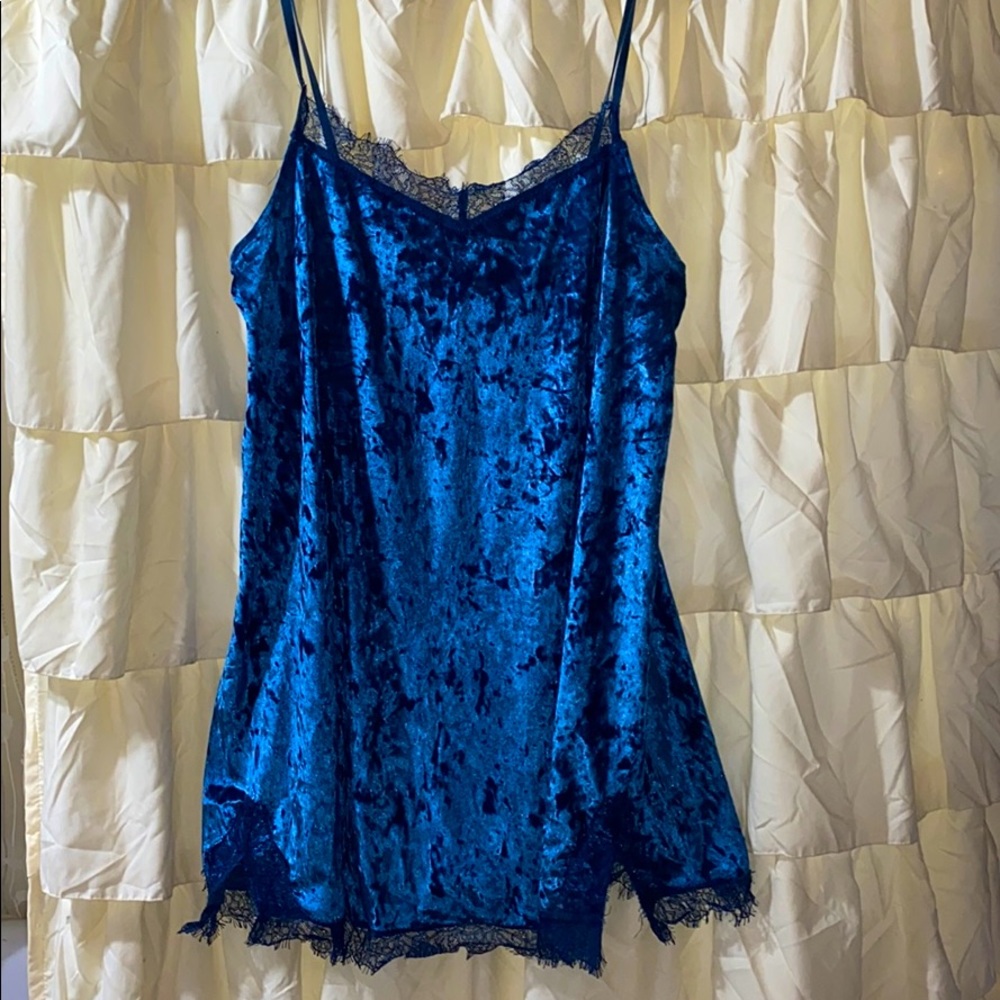 Tahari velvet nighty! 🌙 🪄